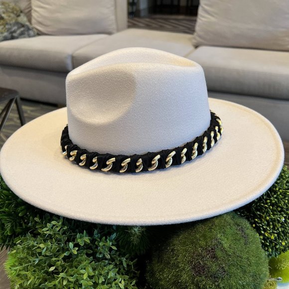 NEW ITEM - Beige hat with golden chain for woman